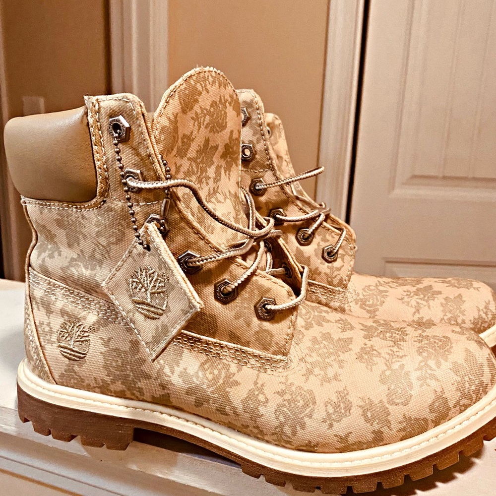 Timberland Women's Floral Tan Combat Boots sz9